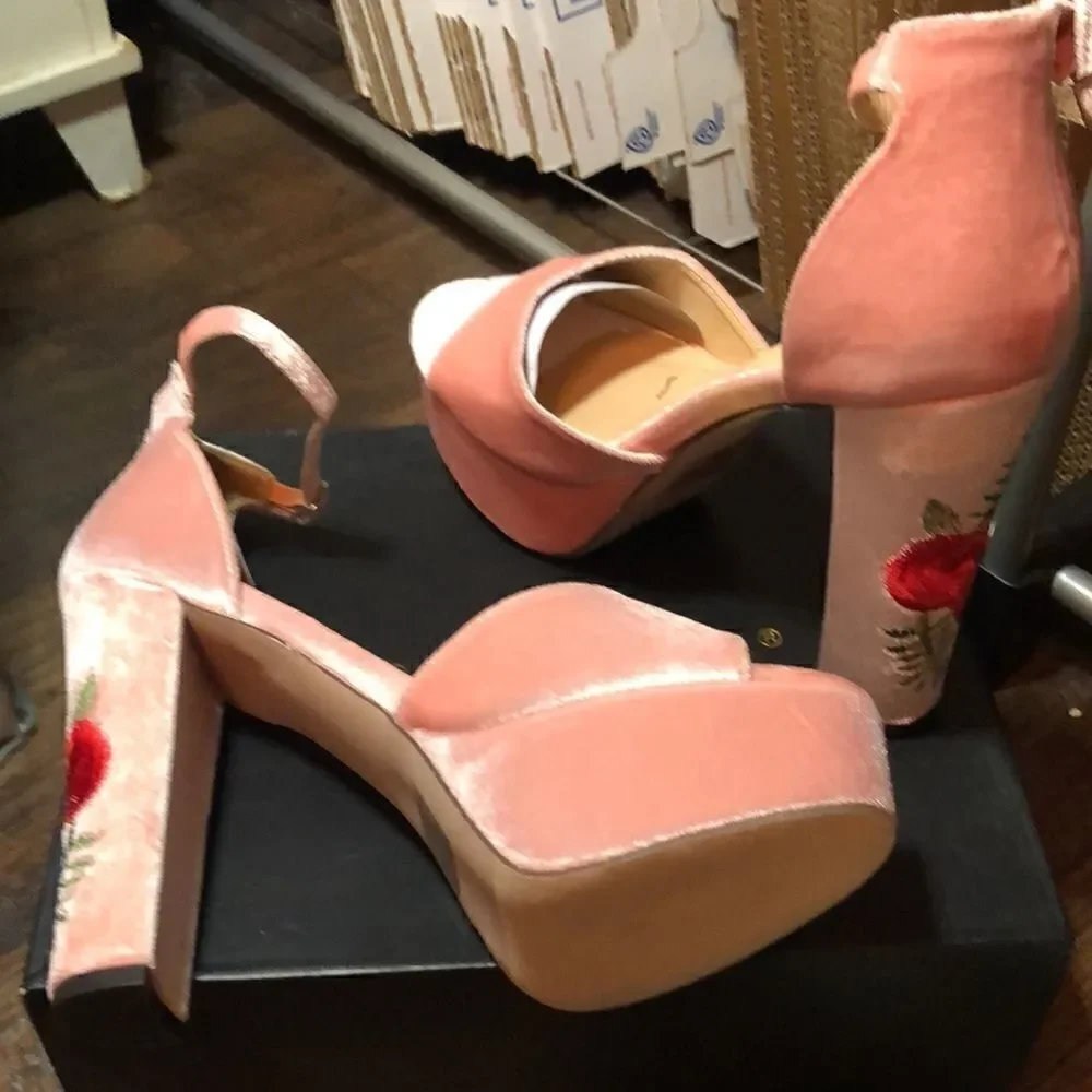 NWT Vintage Chase +Chloe Pink Velvet Cairo strap Heels . Gorgeous!5” block heel